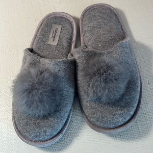 Slippers with fur